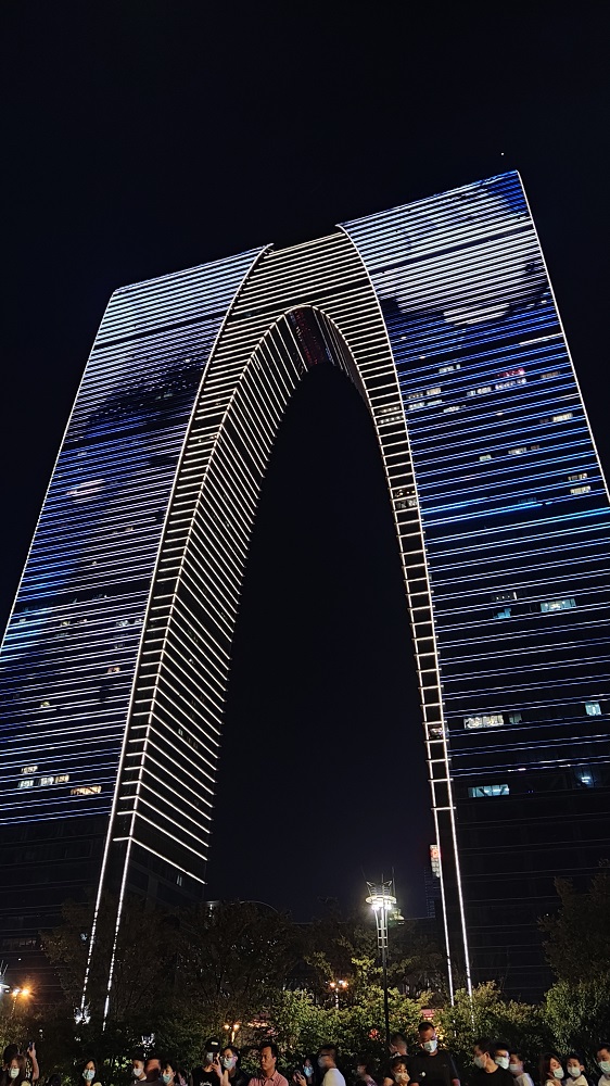 灯光下的“大裤衩”